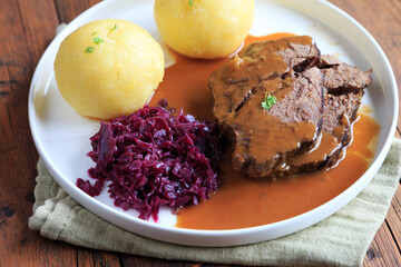Rinderschmorbraten mit Rotkohl und Kl&ouml;&szlig;e