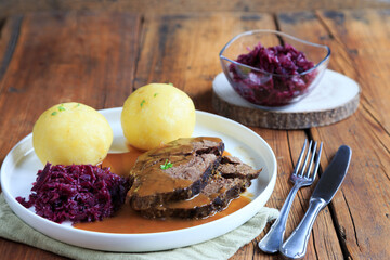 Geschmortes Rind mit Kn&ouml;deln und Rotkohl