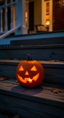 Obraz premium Lit jack o lantern on wooden steps at dusk holiday celebration