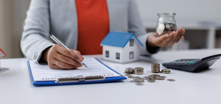Real estate agent Delivering sample homes to customers, mortgage loan contracts. Make a contract for hire purchase and sale of a house. and home insurance contracts, home mortgage loan concepts

