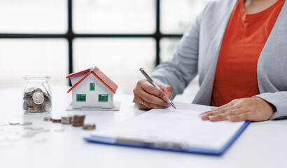 Real estate agent Delivering sample homes to customers, mortgage loan contracts. Make a contract...