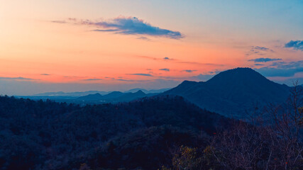Obraz premium 夕焼けと山並み