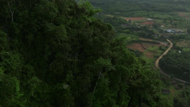 Vue a&eacute;rienne des montagnes de Vang Vieng, Laos