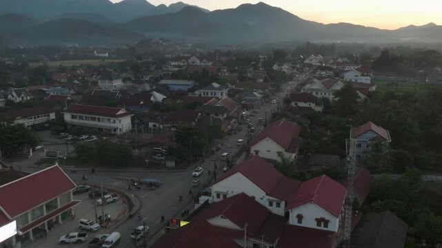 Vue a&eacute;rienne de Luang Prabang au Laos, au bord du M&Eacute;KONG, coucher de soleil