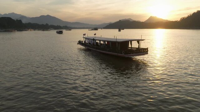 Vue a&eacute;rienne du Mekong, depuis Luang Prabang, bateaux de p&ecirc;cheur, et coucher de soleil