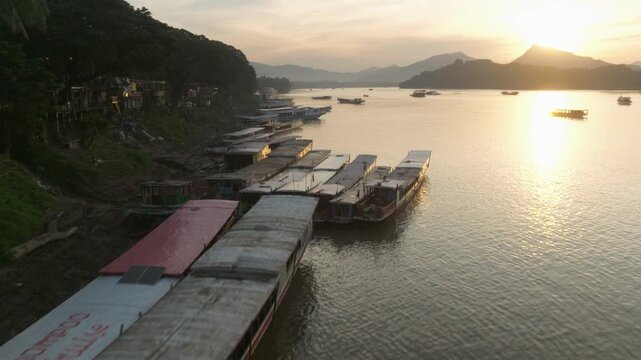 Vue a&eacute;rienne du Mekong, depuis Luang Prabang, bateaux de p&ecirc;cheur, et coucher de soleil