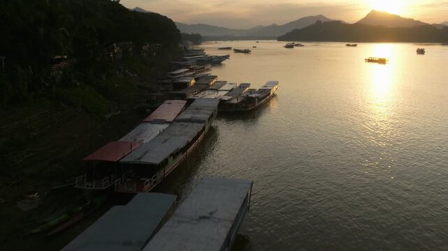 Vue a&eacute;rienne du Mekong, depuis Luang Prabang, bateaux de p&ecirc;cheur, et coucher de soleil