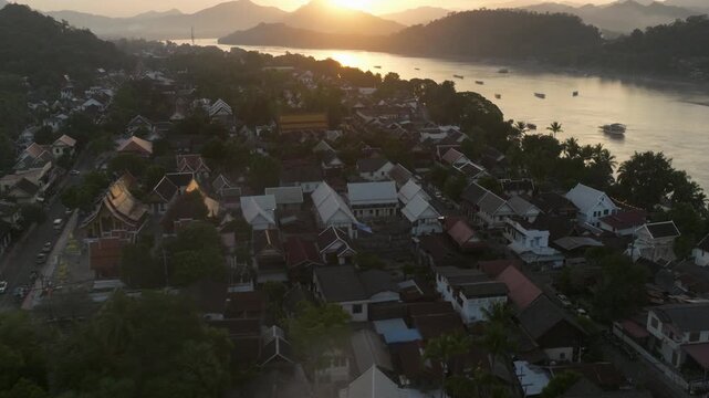Vue a&eacute;rienne de Luang Prabang au Laos, au bord du M&Eacute;KONG, coucher de soleil