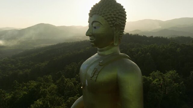 Vue a&eacute;rienne d'une statue g&eacute;ante de Bouddha en Thailande &agrave; la fronti&egrave;re du Laos Nong Khai