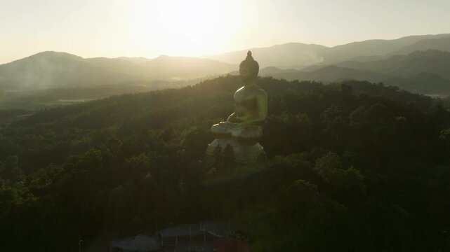 Vue a&eacute;rienne d'une statue g&eacute;ante de Bouddha en Thailande &agrave; la fronti&egrave;re du Laos Nong Khai