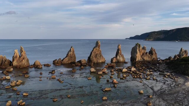 干潮時の橋杭岩を斜め俯瞰で捉えたドローン空撮