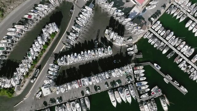Vue a&eacute;rienne de bateaux &agrave; quai &agrave; Marseille, port de L'estaque, sud de la france