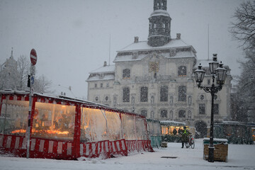 Kalter Neuschnee auf dem L&uuml;neburger Wochenmarkt am Marktplatz erschwert den Verkauf von Obst und Gem&uuml;se in der winterlichen Weihnachtszeit.