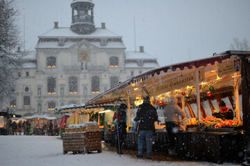 Wei&szlig;er Neuschnee auf dem L&uuml;neburger Wochenmarkt am Marktplatz erschwert den Verkauf von Obst und Gem&uuml;se f&uuml;r die H&auml;ndler im Winter.