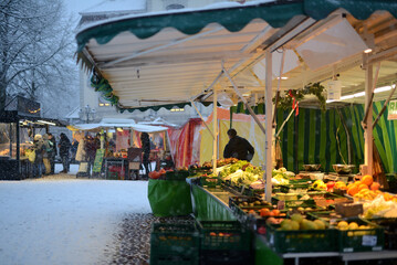 Wei&szlig;er Neuschnee auf dem L&uuml;neburger Wochenmarkt am Marktplatz erschwert den Verkauf von Obst und Gem&uuml;se in der Winterzeit.