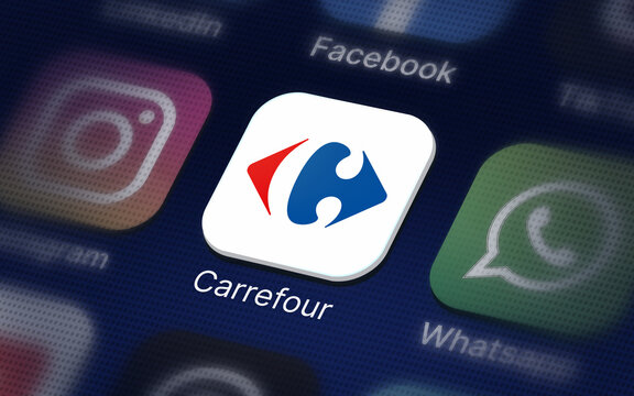 Carrefour logo sur un &eacute;cran num&eacute;rique