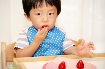 苺を食べる子供