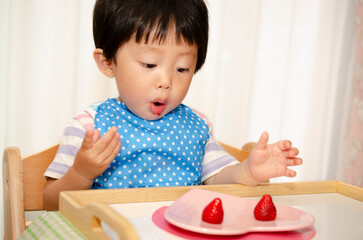 苺を食べる子供