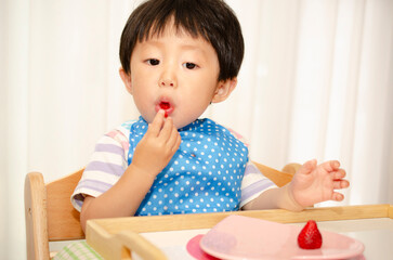 苺を食べる子供