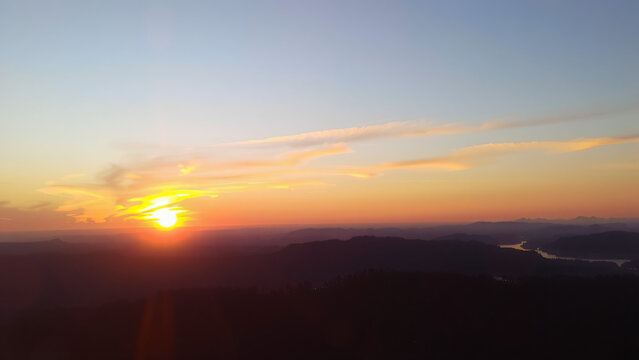 Sonnenaufgang &uuml;ber sanften H&uuml;geln