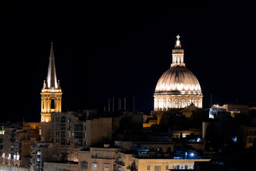 Obraz premium Night time view of St. Paul's Anglican Cathedral and Basilica of Our Lady of Mount Carmel, Valletta, Malta