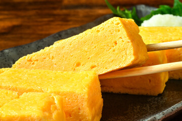 だし巻き卵を持ち上げる