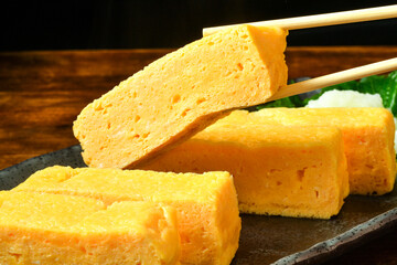 だし巻き卵を持ち上げる