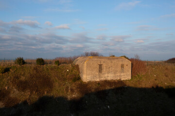 Blockaus en b&eacute;ton pr&egrave;s de la mer en Normandie