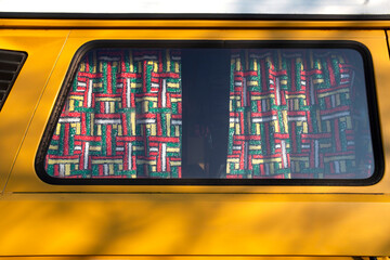 Van am&eacute;nag&eacute; orange avec rideaux ann&eacute;es 50