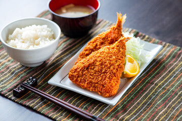 皿に乗ったアジフライ