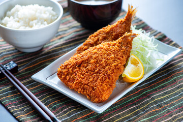 皿に乗ったアジフライ