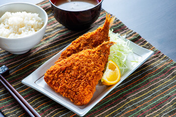 皿に乗ったアジフライ