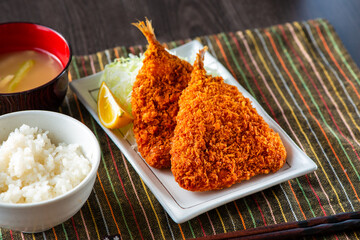 皿に乗ったアジフライ