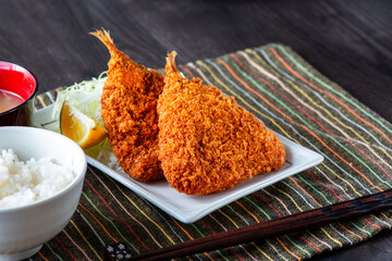 皿に乗ったアジフライ