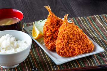 皿に乗ったアジフライ