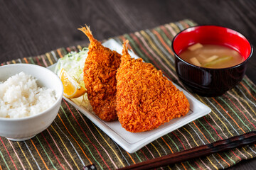 皿に乗ったアジフライ