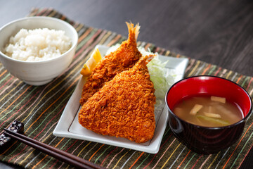 皿に乗ったアジフライ