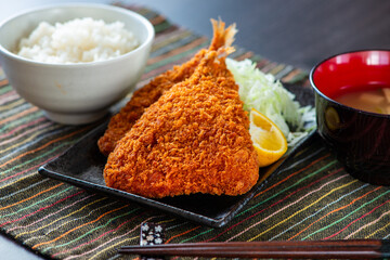 皿に乗ったアジフライ