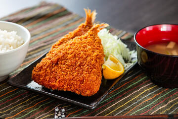 皿に乗ったアジフライ