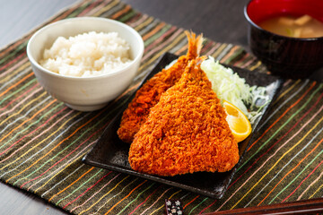 皿に乗ったアジフライ