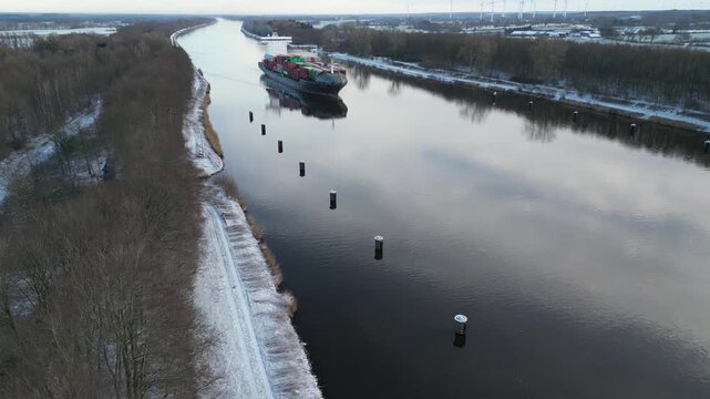 Containerschiff ANNABA f&auml;hrt im Winter durch den Nord-Ostsee-Kanal