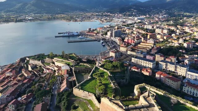 Vista aerea di Portoferraio, citt&agrave; dell'isola d'Elba, Toscana, Italia.
La baia, Il porto, le case e la fortezza di Portoferraio.