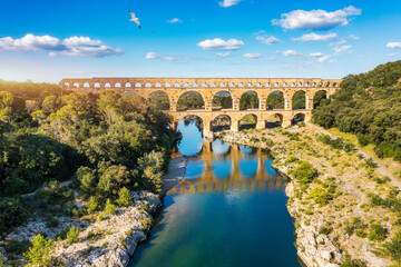 Fototapeta premium Exploring the majestic Pont du Gard aqueduct in France, discover the stunning architecture of the ancient Pont du Gard aqueduct in southern France. River Gard, Languedoc-Roussillon, France.
