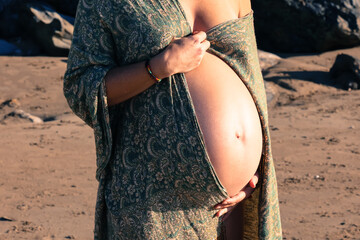 Ventre de femme enceinte au soleil sur la plage