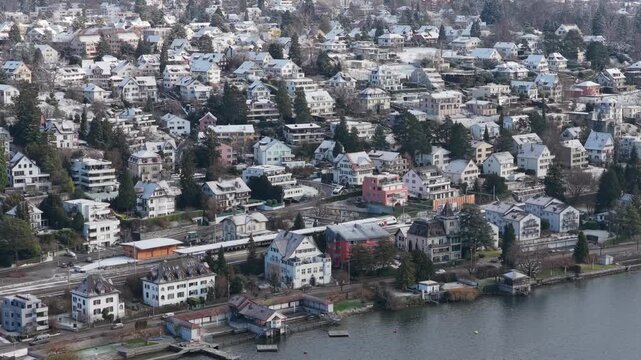 Schweizer Bahn f&auml;hrt entlang des Z&uuml;richsees von Zollikon nach K&uuml;snacht