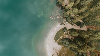 Vue a&eacute;rienne d'un lac turquoise avec plage et for&ecirc;t