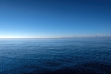 Obraz premium Vast expanse of placid ocean meeting a clear sky