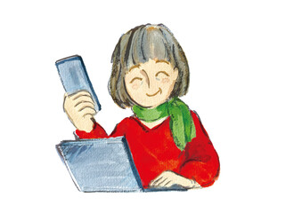 スマホとパソコンを使う笑顔のおしゃれなシニア女性