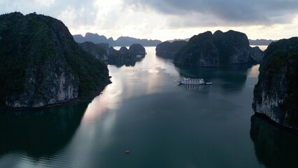Obraz premium Asia, Vietnam, Ha Long Bay Unesco Heritage is one of the seven natural beauties in the world with its emerald waters and limestone islands covered by rainforest . tourist attraction for boat cruises 