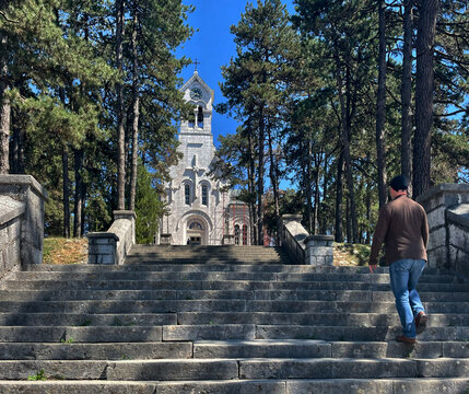 Tourist geht auf einer Treppe zur orthodoxen Kirche St. Vasilije von Ostrog in Nik&scaron;ić, Montenegro